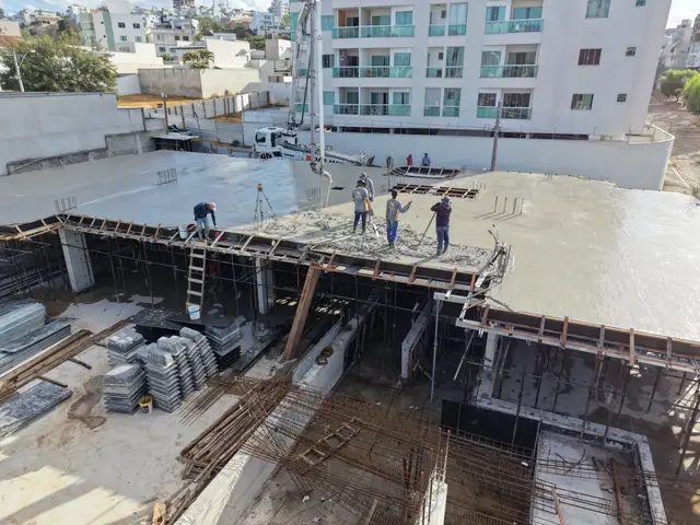 Foto da obra: concretagem de laje do Reserva Vitali, com a equipe trabalhando